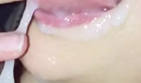Hot slut bruna succhia profondamente film porno con lesbiche il cazzo in gola