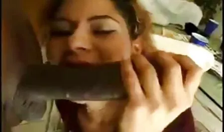 Eccitante bruna in possesso di un paio di cazzi video porno ragazze lesbiche
