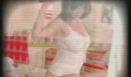 Scuotendo i fianchi nudi e facendo un servizio fotografico. video porno di lesbiche tettone