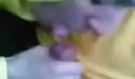 Super Milf prende il cazzo filmporno di lesbiche nel culo in un tubo stretto!