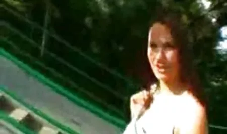 Affascinante bruna fa pompino in cucina film porno gratis con lesbiche