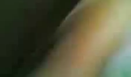 Ragazza con culo grosso al guinzaglio frustato, scopata con le dita e sborrata in video porno donne lesbiche faccia