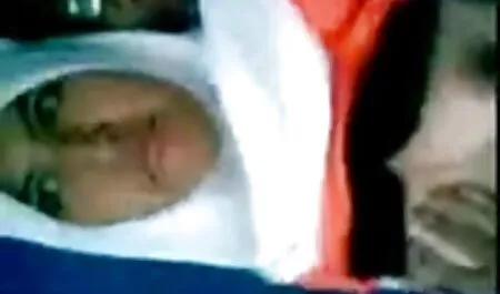 BAEB video porno lesbiche e trans ragazza bionda Arya Rae scopata all'Aperto in piscina