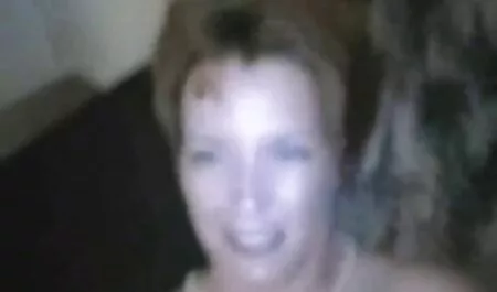Quattro trans che ballano e scopano in un'orgia anale privata con porno sesso tra donne perforazione