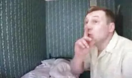 Redhead curvy utilizza un giocattolo sulla sua figa in un video film lesbico porno amatoriale