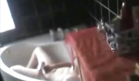 La diva dai lesbicegratis capelli scuri gioca con il suo dildo d'acciaio!