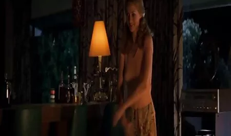Babe-prende un carico sul divano film lesbighe