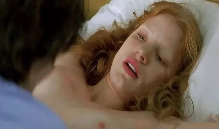 Bionda shedall con tette naturali gode video lesbo romantico di un bagno di latte e diteggiatura