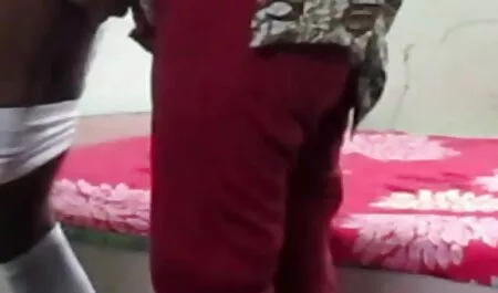 Una video lesbiche mature italiane passeggiata nerd con me. Pipì disperazione