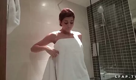 Questo è quello che facciamo - ragazze bionde in bikini leccare figa in piscina film erotici lesbiche